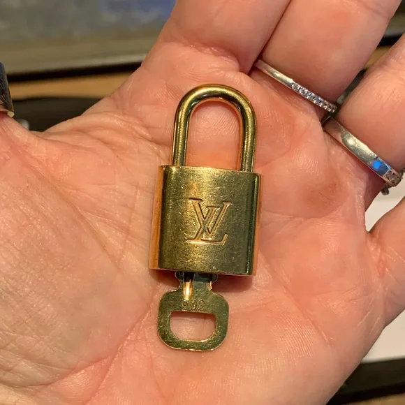 Authentic Louis Vuitton #303 lock and key with unbranded chain - Picture 4 of 8